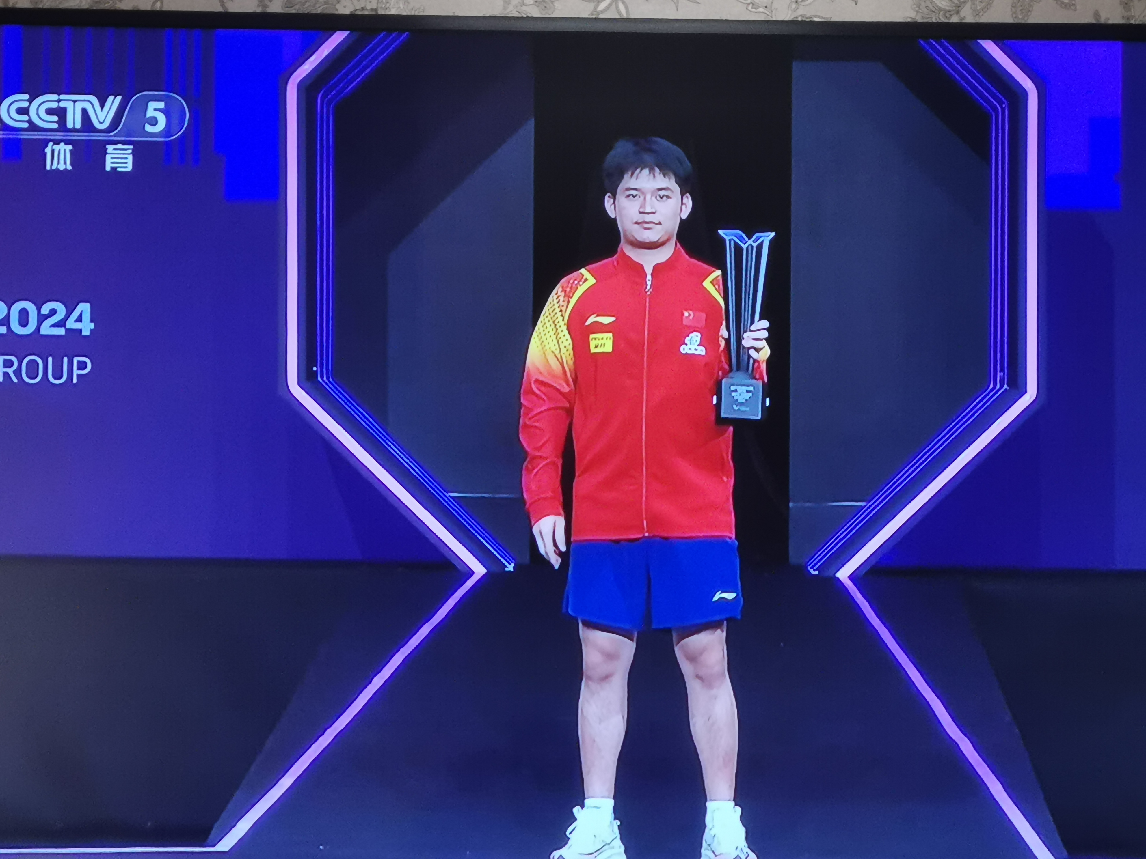 新加坡击剑选手领奖登顶，逐梦前行